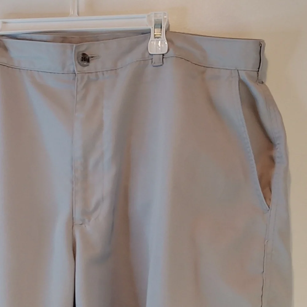 PGA Tour Golf Shorts Boat Casual Khaki Shorts Men's Sz 40 Side Pockets EUC NICE!